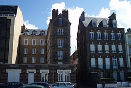 Boulevard de Verdun : la villa Nelly et la résidence Vramant, vestiges des nombreux appartements meublés d'avant-guerre.
