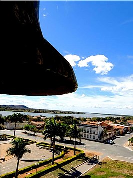 Uitzicht op het centrale plein en de rivier de São Francisco vanuit de kerktoren in Matias Cardoso