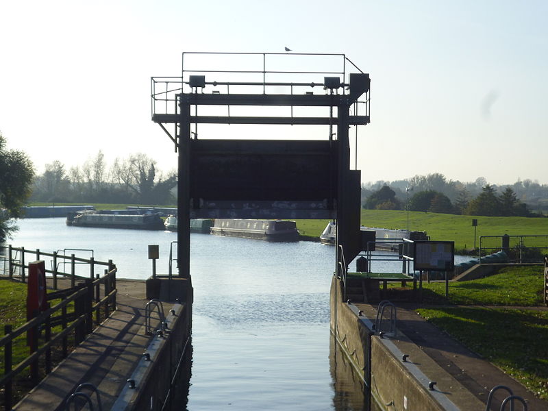 File:Waterbeach Sluice and Lock.jpg