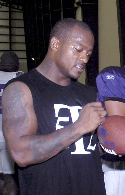 McGahee signing autographs at Andrews Air Force Base, 2007