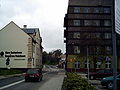 Ulica Wałowa od strony ul. Marsz. J. Piłsudskiego w Wodzisławiu Śląskim. Po prawej budynek Koncentratów Spożywczych AGRO Wodzisław Śląski