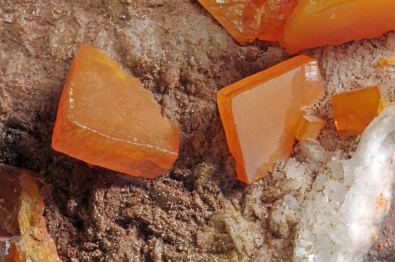 File:Wulfénite, vanadinite, dolomite 2.jpg