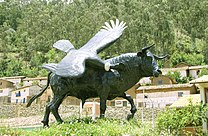 Monument représentant un condor et un taureau en hommage à la fête du Yawar.