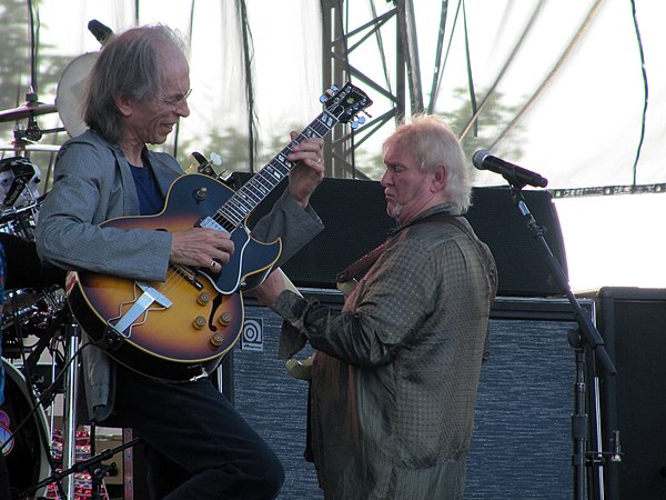 Howe playing with Yes in 2010