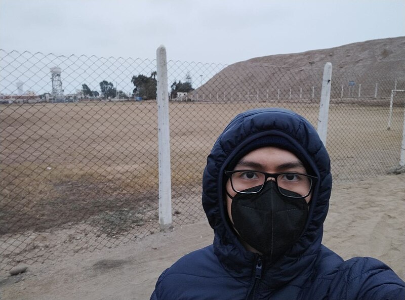 File:Yo frente a la cancha natural de fútbol.jpg