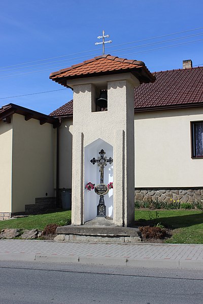 File:Zajíčkov, kaplička.jpg