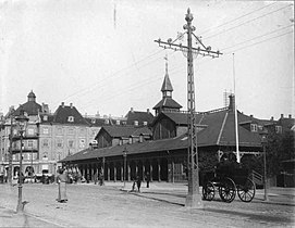 拍攝於1910年代至1920年代的東門站面向今奧斯陸廣場正面，照片還拍到了途徑東門站正門前的哥本哈根輕軌線（哥本哈根輕軌現已全線停運）。