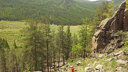 Вид из пещеры на соседние скалы с петроглифами