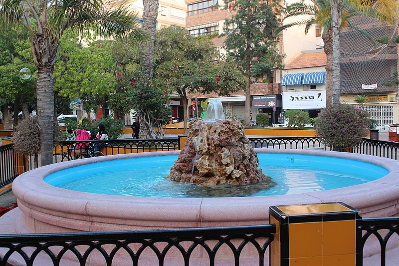 File:Міський фонтан, Торрев'єха (Іспанія).jpg