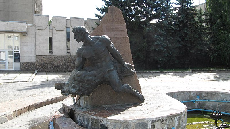 File:Памятник водопроводчику, Харьков.jpg