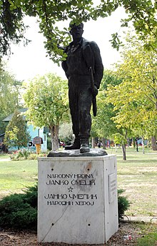 Споменик народном хероју Јанку Чмелику у Старој Пазови.JPG