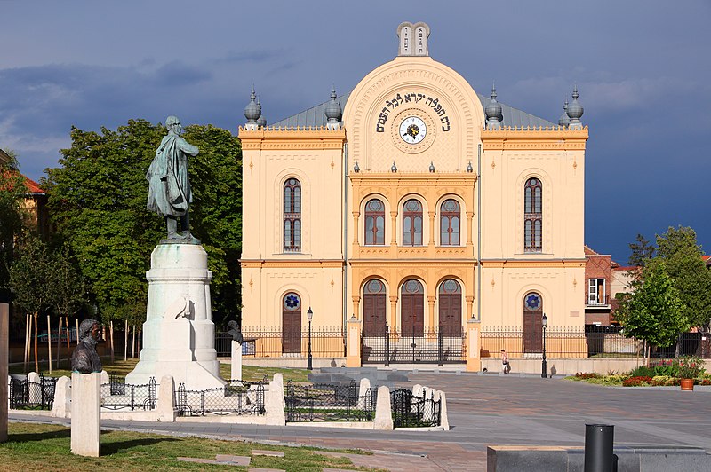 File:02 Pecs, Hungary - Great Synagogue.jpg