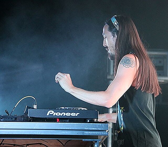 Aoki performing in Brazil, 2014