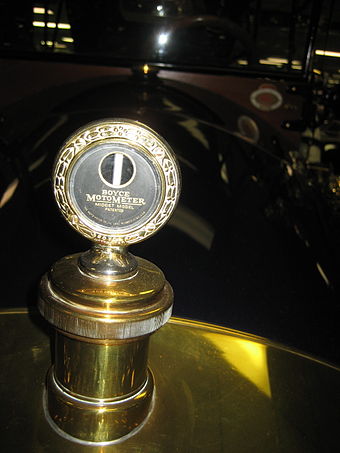 The "Boyce MotoMeter" radiator cap on a 1913 Car-Nation automobile, used to measure temperature of vapor in 1910s and 1920s cars.