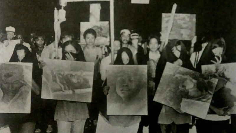 File:1986 rally against the Marcos Dictatorship in which protesters hold up images of Escalante Massacre victims.jpg