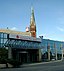 Sparkasse Oder-Spree in Frankfurt (Oder), Franz-Mehring-Str. 22. Im Hintergrund die Kirche zum heiligen Kreuz