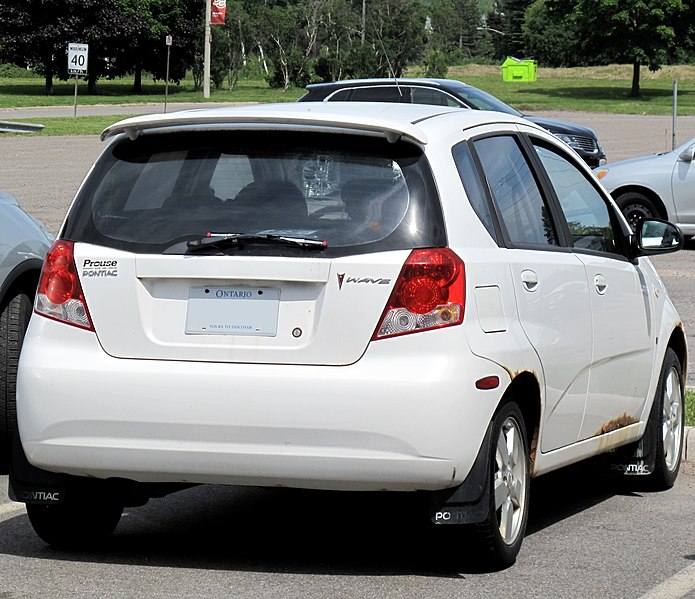 File:2007 Pontiac Wave SE in White, Rear Right, 06-21-2022.jpg