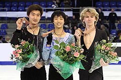 2010年世界ジュニア選手権にて金メダルを掲げる羽生結弦