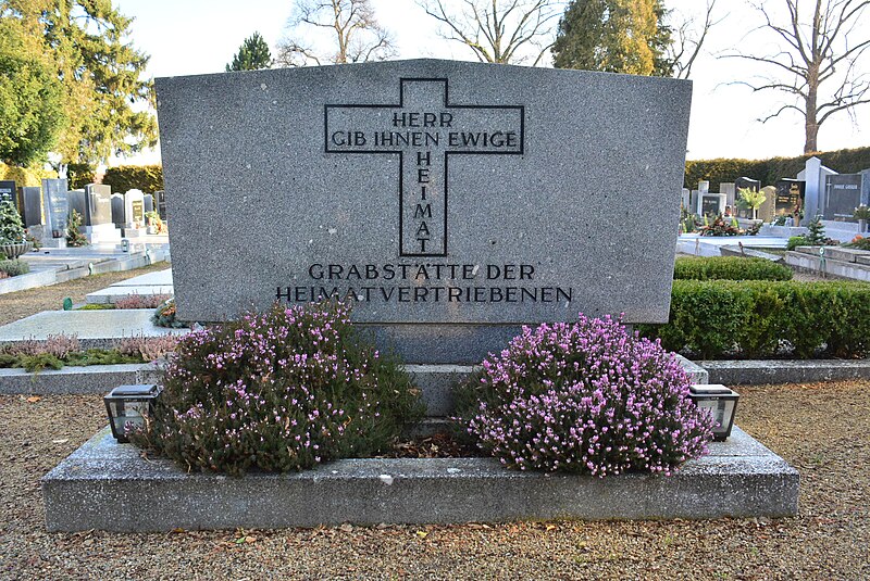 File:2016-02-13 GuentherZ (15) Hollabrunn Friedhof Massengrab Heimatvertriebene.JPG