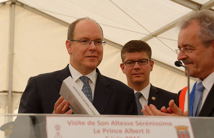 Remise de cadeaux au prince de la part du maire de Giromagny.