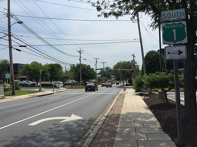 File:2016-06-11 12 19 18 View south along U.S. Route 1 Business and Maryland State Route 924 (Bond Street) between Courtland Street and Churchville Road in Bel Air, Harford County, Maryland.jpg