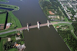 Luftaufnahme der Spijkenisserbrug, 2001