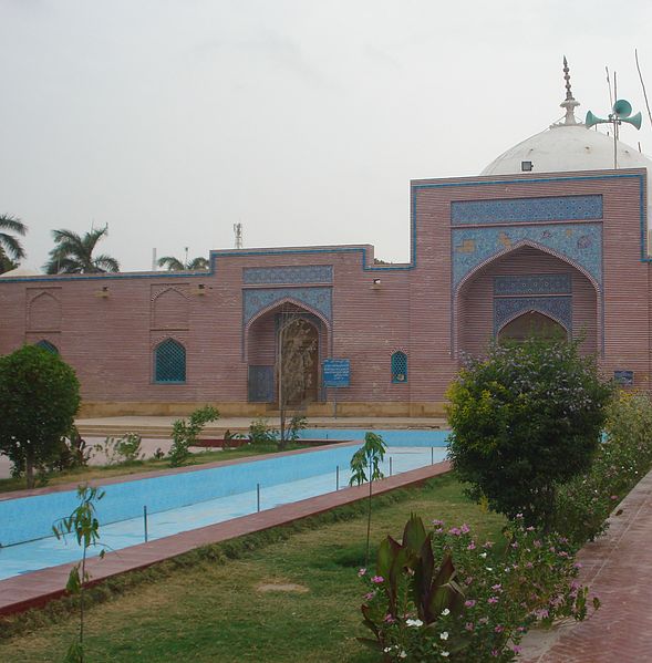 File:2nd main entrance of Shah Jahan Mosque, Thatta.JPG