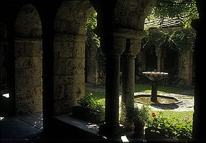 Ce cloître et ce baptistère du VIe siècle font partie de l'Abbaye territoriale de Saint-Maurice d'Agaune, Valais.