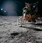 Un homme sur la Lune devant un vaisseau spatial.