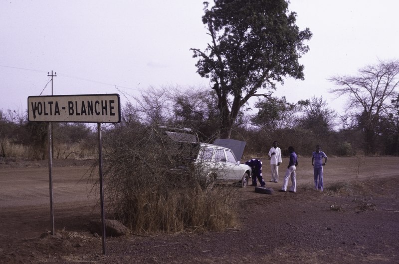 File:ASC Leiden - F. van der Kraaij Collection - 03 - 009 - Une route rurale avec une voiture avec un pneu crevé - Mossi Plateau, Burkina Faso, 1981.tif