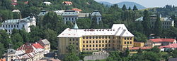 Selmecbányai látkép, háttérben az Akadémia épületeivel