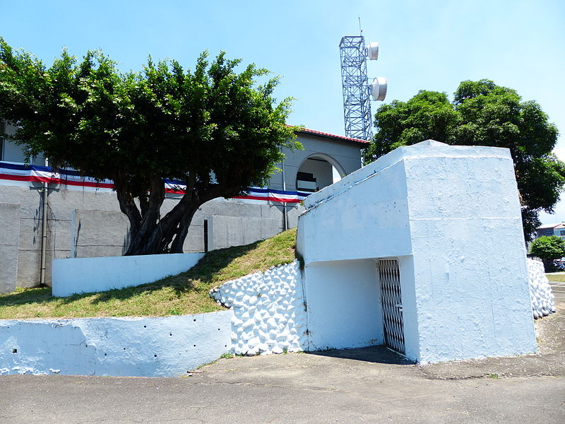 File:Air Raid Shelter Entrance beside Chong-Hui Building 20130810.jpg