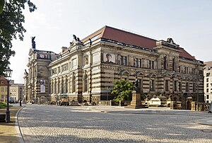 Albertinum (dcha.) y cuartel de la policía (izda.)