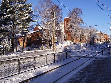 Vid kyrkan finns en likalydande spårvagnshållplats.