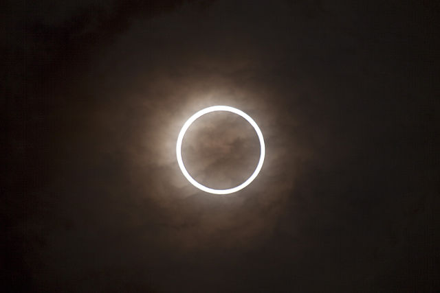 640px-Annular_solar_eclipse_2012.jpg