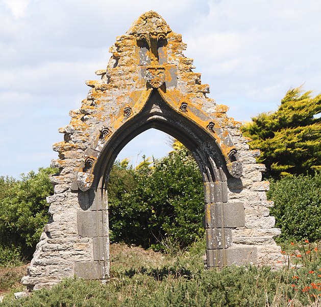 File:Arche en pierres. A côté de la Plage de Pors-Carn (9600570922).jpg