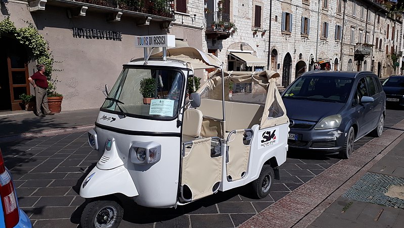 File:Assisi-Tours di Assisi-Car.jpg