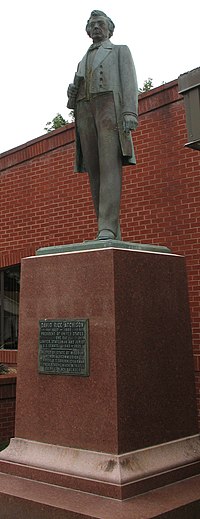 Статуя «Президент на один день» Дэвида Райса Атчисона в здании суда округа Клинтон.