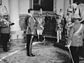 Kralj Tribhuvan in britanski general Claude Auchinleck v kraljevi palači v Katmanduju, 1945