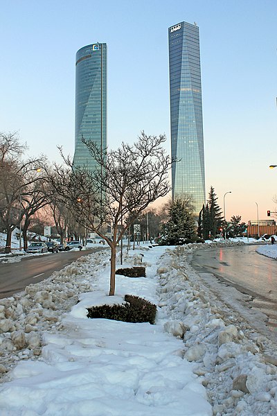 File:Avenida de Monforte de Lemos (Madrid) 04.jpg