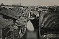Uzounké a chudé je čínské město v Šanhaji. Nad černými kanály se klenou miniaturní mosty, architektonicky podobné benátským. Zmenšené ukázky takových Ponte di Rialto.}}