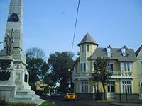 Obelisco memorial en una de las avenidas de Barranco.