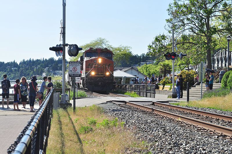 File:BNSF train in White Rock, BC - 01.jpg