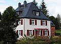 Wohnhaus mit Einfriedung