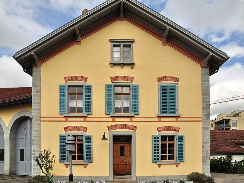 File:Bahnhof Uster mit zwei Lok-Remisen 2011-08-07 14-57-54 ShiftN.jpg