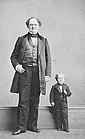 Den amerikanske underholdningskongen Phineas Taylor Barnum (1810-1891) sammen med den kortvokste Commodore Nutt (George Washington Morrison Nutt, 1844-1881)
