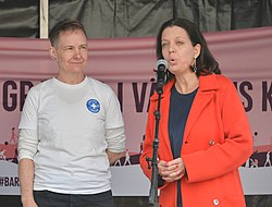Petra Tötterman Andorff, ĝenerala sekretariino de la organizaĵo jen dekstre dum parolado en 2019