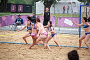 Deutsch: Beachhandball bei den Olympischen Jugendspielen 2018; Tag 6, 11. Oktober 2018; Mädchen, Platzierungssspiel Ränge 11-12 – Amerikanisch Samoa-Mauritius 2:1 English: Beach handball at the 2018 Summer Youth Olympics at 11 October 2018 – Girls Placement Match 11-12 – American Samoa-Mauritius 2:1