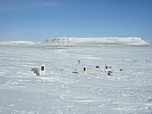 Современная фотография могил, обнаруженных на острове Бичи в 1850 году