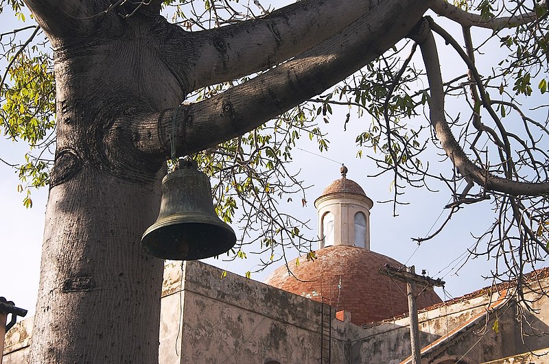 File:Bell Near The Matanzas Cathedral.jpg